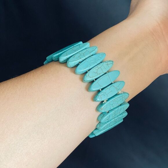Jewelry - EUC 1.25” Large Blue Turquoise Stretch Disc Bracelet
